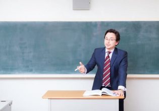 講師