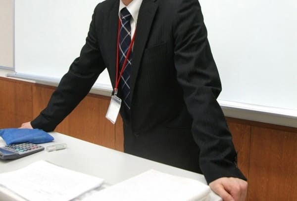 講師