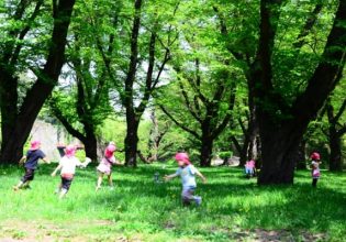 外で遊ぶ子ども